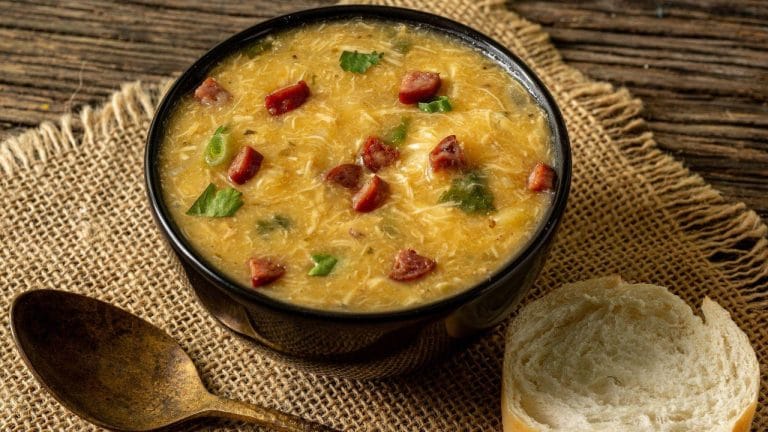 Caldo de mandioca com frango desfiado rende porções econômicas para noites frias
