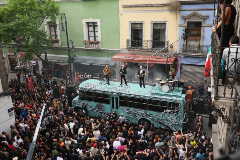 U2 grava novo clipe sobre ônibus grafitado nas ruas da Cidade do México