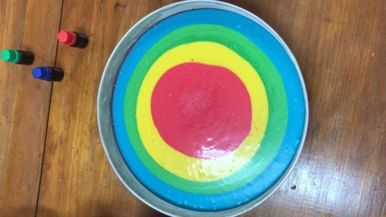 Bolo arco-íris volta a viralizar e chama atenção pelo preparo simples