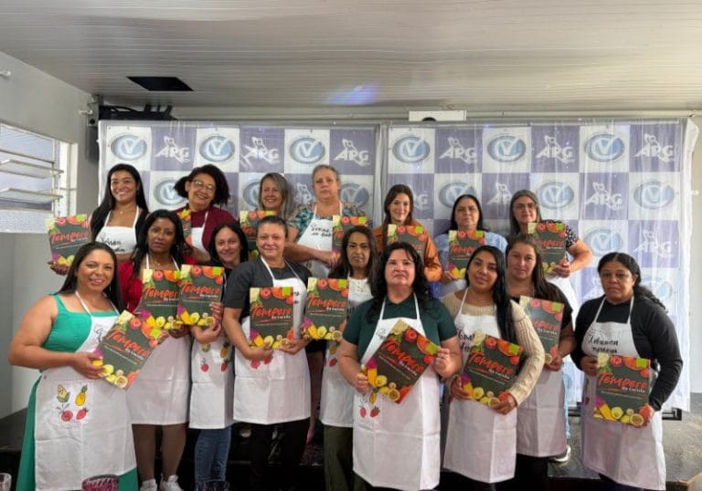 Merendeiras do Paraná lançam livro gratuito com 32 receitas servidas em escolas estaduais