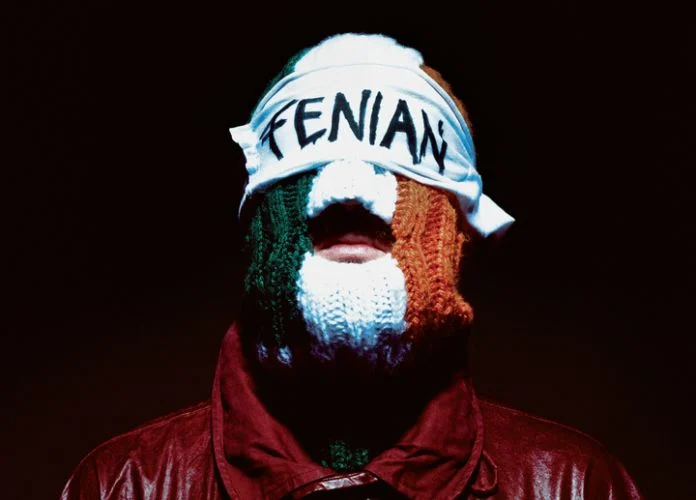 DJ Próvaí explica a carga política de “FENIAN”, novo álbum do KNEECAP, e projeta turnê sul-americana