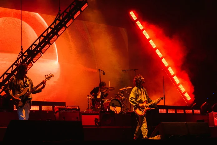 Guitarrista Nick Valensi se afasta temporariamente das próximas apresentações do The Strokes