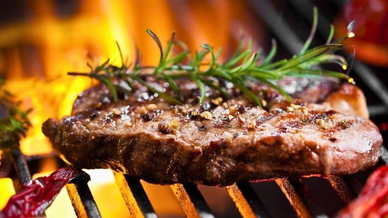 Controle da chama define textura e suculência das carnes, indica guia culinário