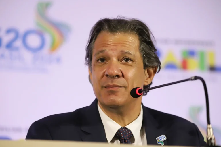 Fernando Haddad comenta coleção de vinis e elege faixas preferidas dos Beatles, Villa-Lobos e Gilberto Gil