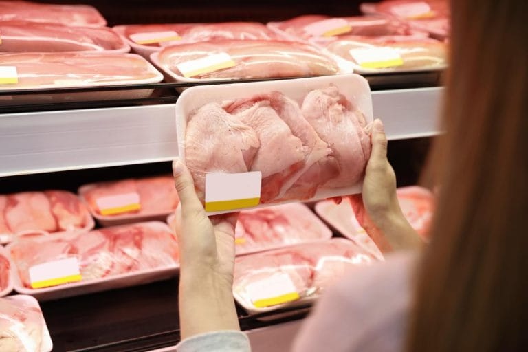 Alimentação define cor do frango e não altera valor nutricional, aponta Guia da Cozinha