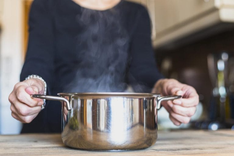 Por que sua panela de inox fica opaca e o que fazer para recuperar o brilho