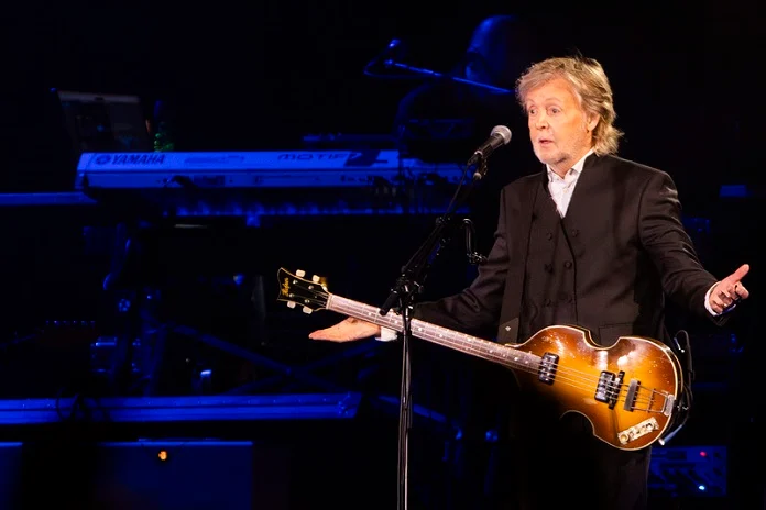 Paul McCartney promove jantar que reuniu Dave Grohl e integrantes do AC/DC