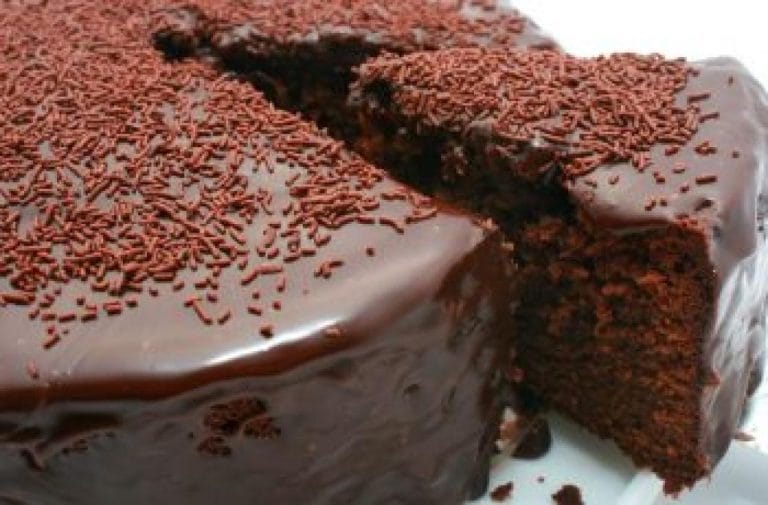 Bolo de chocolate de liquidificador oferece preparo rápido e massa extra macia