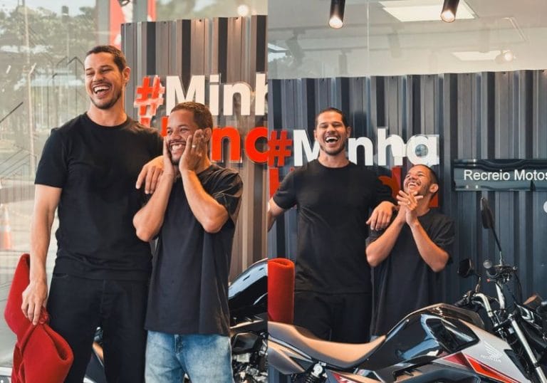 Sósia de José Loreto recebe moto zero após parceria do ator