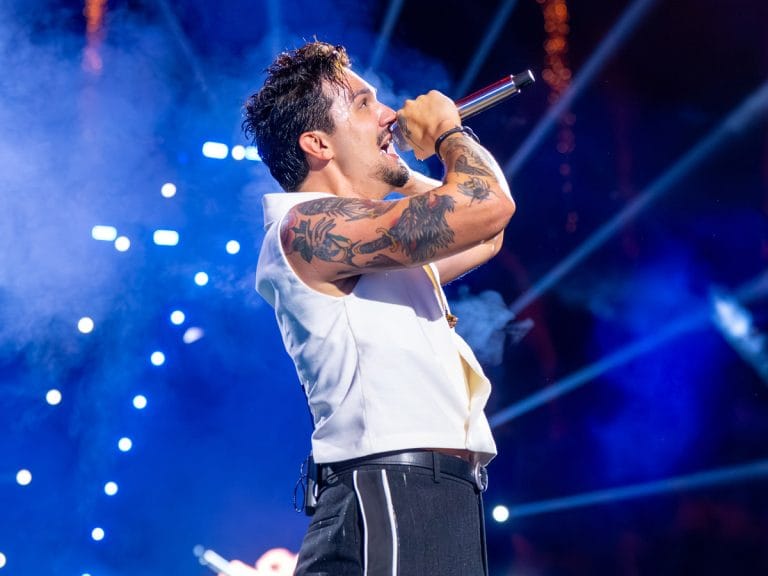 Luan Santana grava faixa inédita com Ricky Martin em show para 45 mil pessoas no Rio