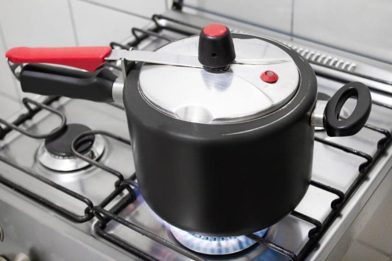 Panela de pressão: vantagens e desvantagens dos modelos de fogão e elétrico