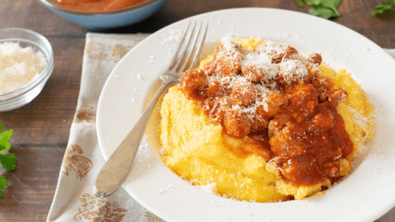 Receita de polenta com molho de linguiça rende oito porções em uma hora