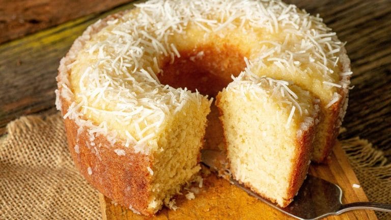 Bolo de fubá com doce de leite oferece opção cremosa para as festas juninas