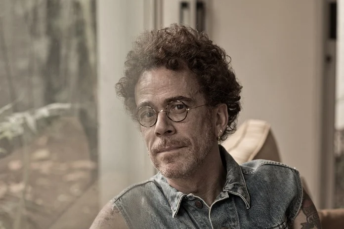 Nando Reis detalha criação de “Resposta” e pede fim de especulações em vídeo