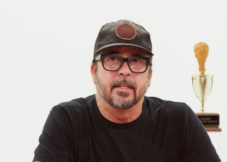 Dave Grohl aponta “DOA” como a letra mais constrangedora do Foo Fighters