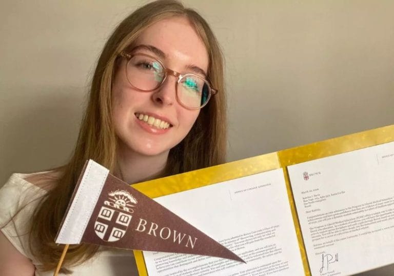 Brasileira de 18 anos conquista vaga em 13 universidades dos EUA e escolhe Brown para cursar medicina
