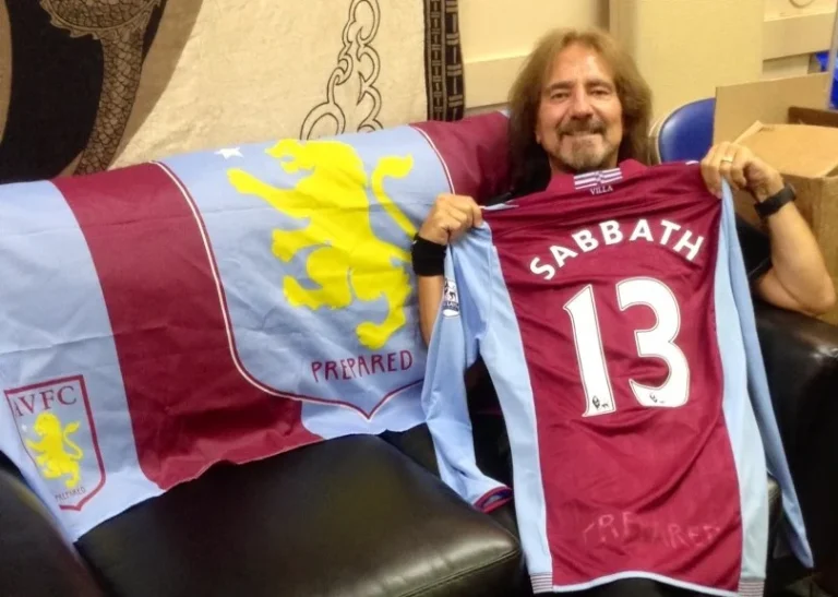 Baixista do Black Sabbath comemora título do Aston Villa, e torcida homenageia Ozzy Osbourne