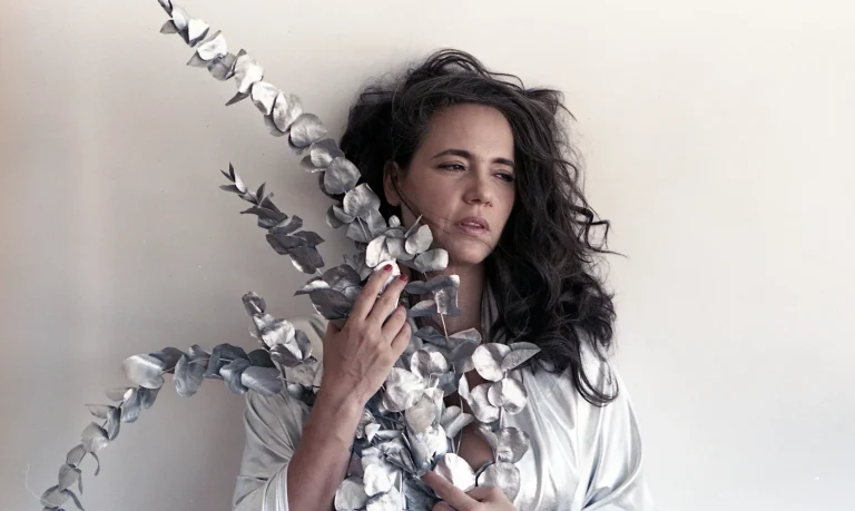 Tiê apresenta “Esgotada”, álbum inspirado na rotina de mãe e marcado por parceria com Adriana Calcanhotto
