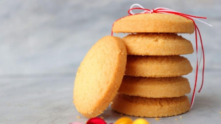 Receita de biscoito amanteigado de leite em pó fica pronta em 40 minutos e rende 25 unidades