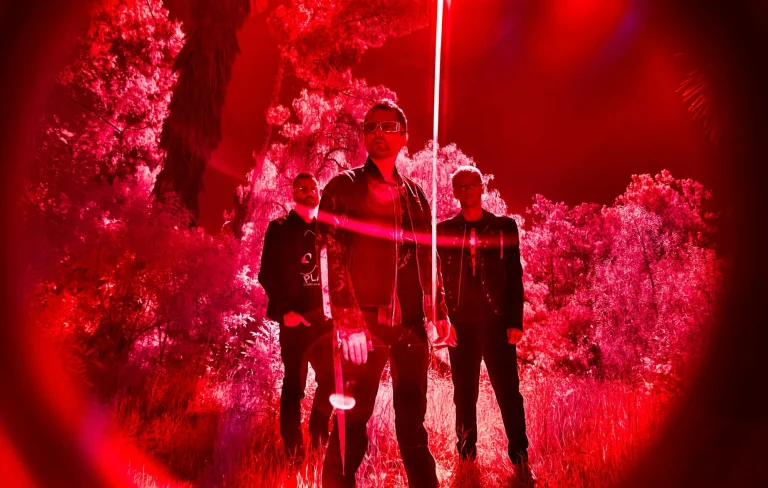 Muse lança álbum “The Wow! Signal” com clipe exibido na estratosfera