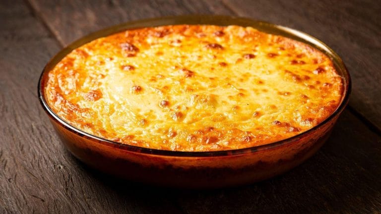 Batata recheada em camadas chega pronta em 1 hora e serve cinco pessoas