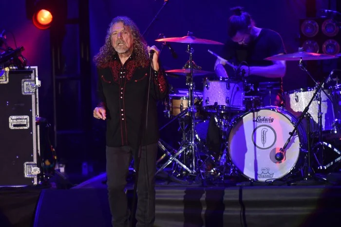 Robert Plant quebrou tabu de 30 anos e voltou a cantar “Stairway to Heaven” em show beneficente