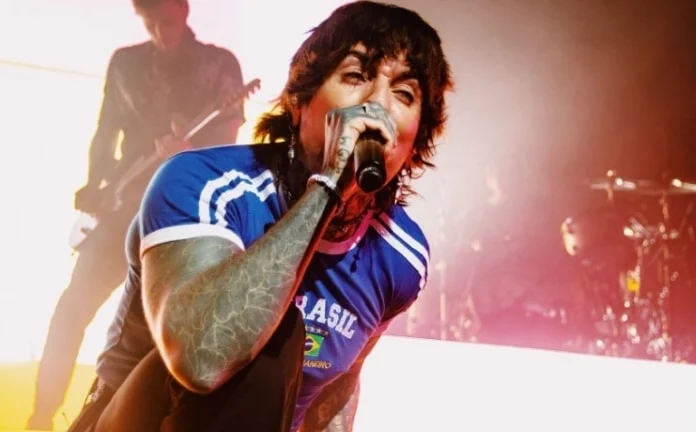 Oli Sykes diz que morar no Brasil o ajudou a desacelerar e focar na família