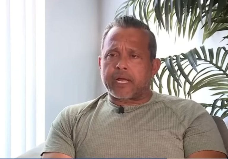 Homem devolve pochete com US$ 30 mil achada em banheiro de loja na Flórida