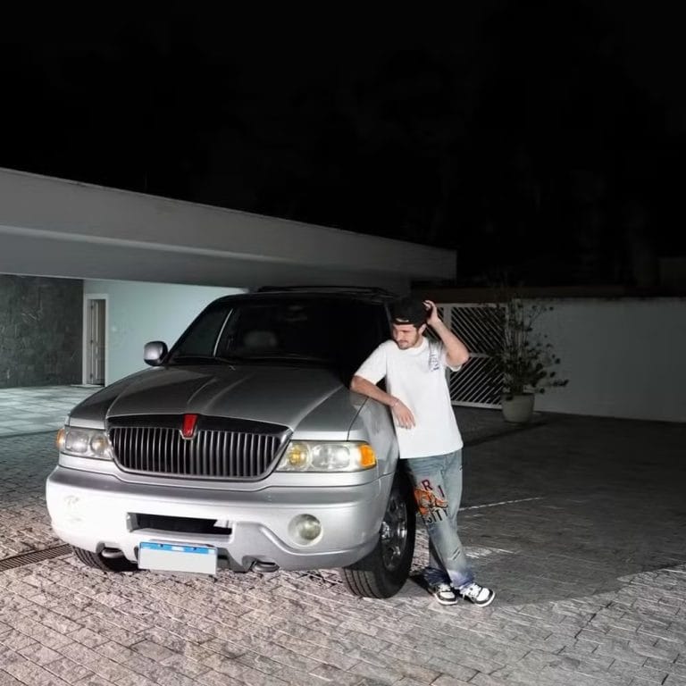 Filho de Gugu exibe Lincoln Navigator 2000 que era o preferido do apresentador