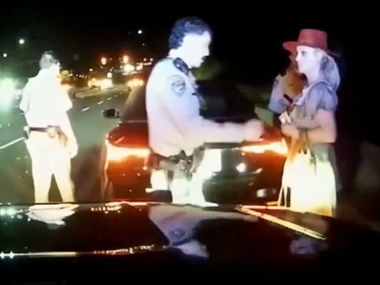 Britney Spears tentou evitar prisão oferecendo lasanha a policiais na Califórnia