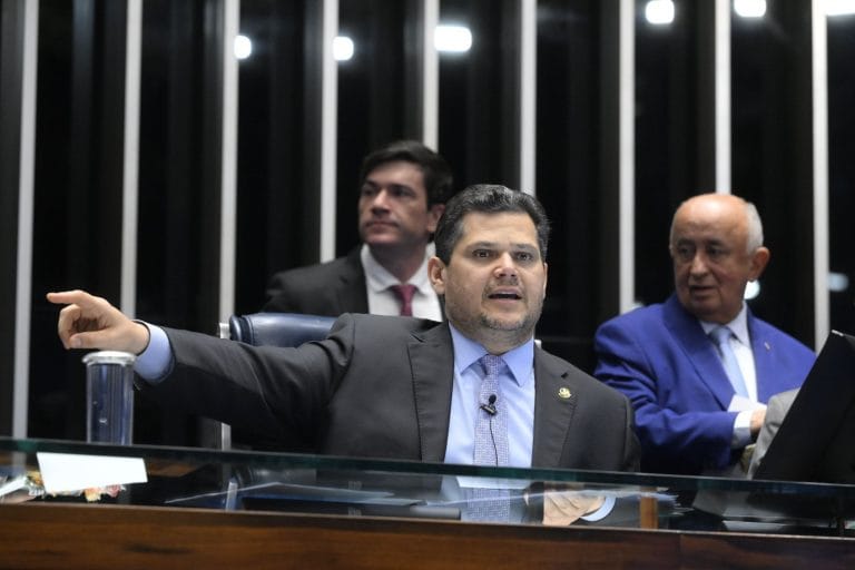 Alcolumbre elogia nova líder do governo no Senado, Teresa Leitão, após reunião
