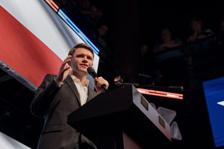 Americanos rejeitam pauta ‘woke’ enquanto candidato recua em polêmicas