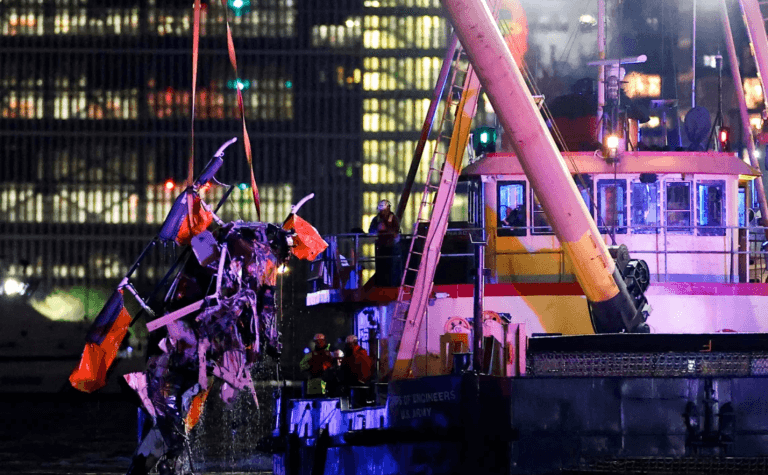 Avião cai em rodovia no Texas e deixa um morto e cinco feridos