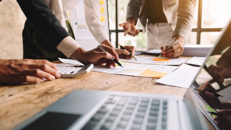 Baixa produtividade impede redução da jornada de trabalho, afirma pesquisador
