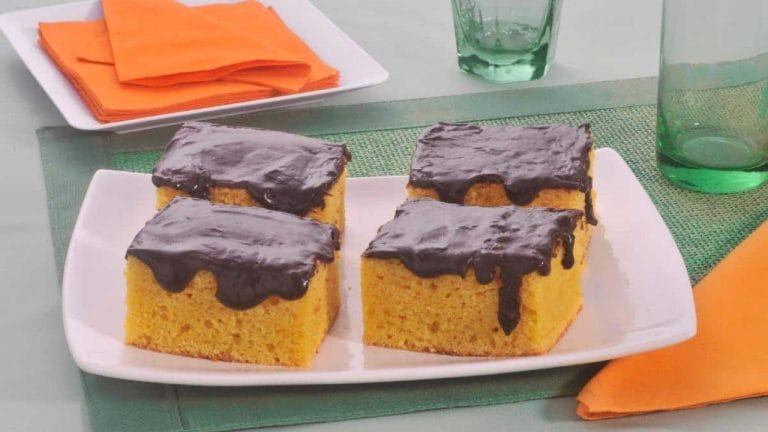Bolo gelado de cenoura com chocolate conquista pelo frescor e sabor
