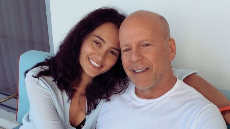 Bruce Willis aparece dançando em vídeo especial para os 50 anos da esposa