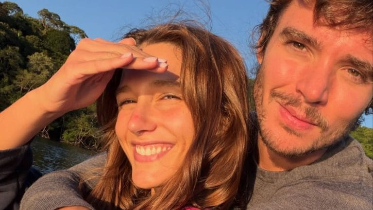 Bruna Marquezine e Shawn Mendes embarcam juntos no Rio com amigos