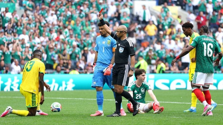Capitães da Copa protestam contra ódio com troca de flâmulas especiais