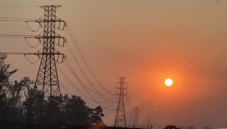 Carregar carro elétrico de madrugada pode cortar sua conta em 76%