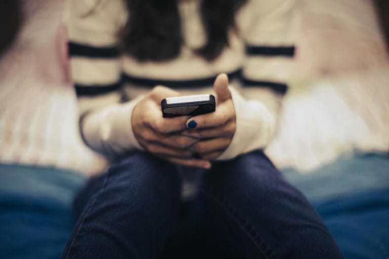 Celular dos pais afasta filhos adolescentes, aponta estudo