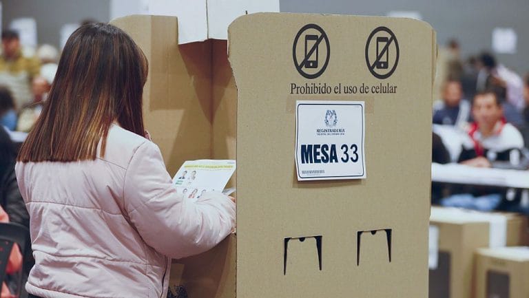 Colômbia decide presidente neste domingo com favorito da direita