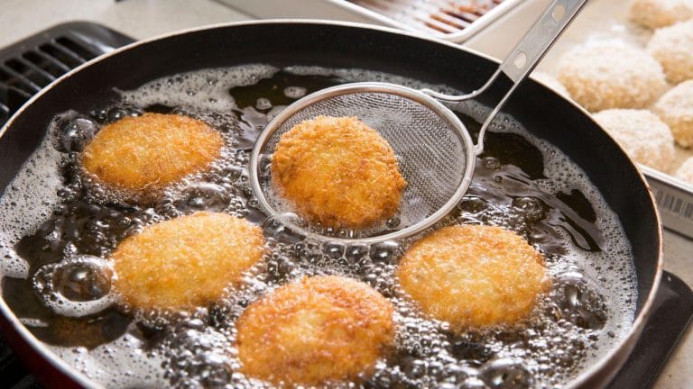 Como fritar sem errar: descubra a temperatura ideal do óleo