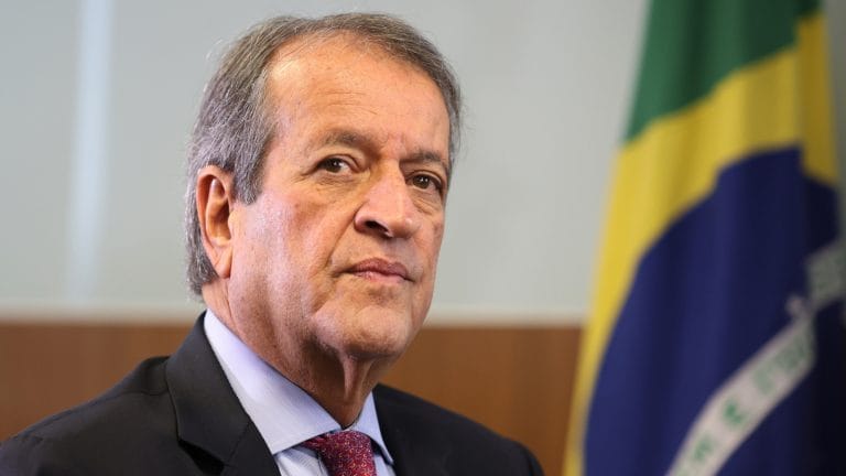 Damares Alves confirma ausência em evento de Flávio Bolsonaro após polêmica