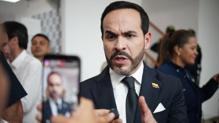 De la Espriella vence 2º turno e será presidente da Colômbia