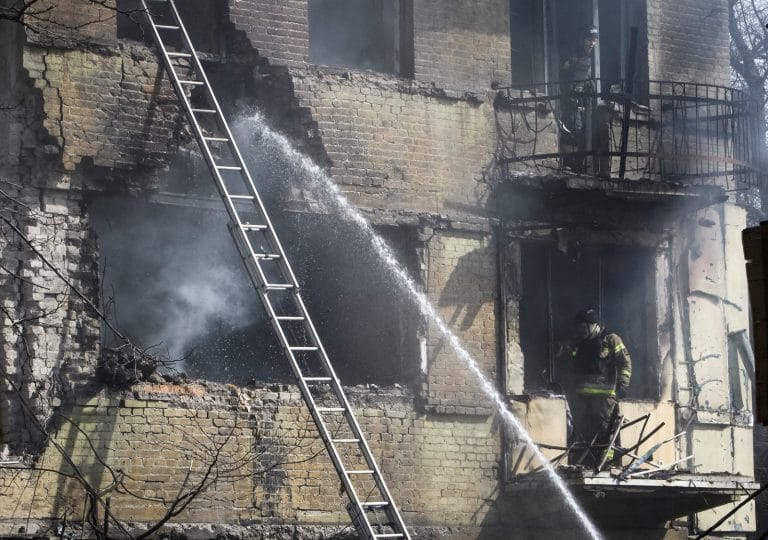 Drones ucranianos matam 5 e incendeiam terminal de petróleo na Crimeia