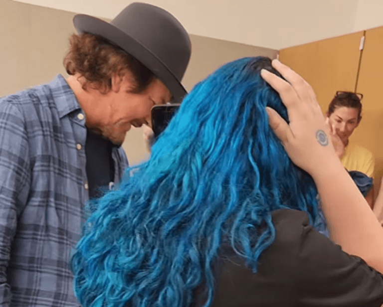 Eddie Vedder presenteia jovem com violão e emociona sua mãe durante evento