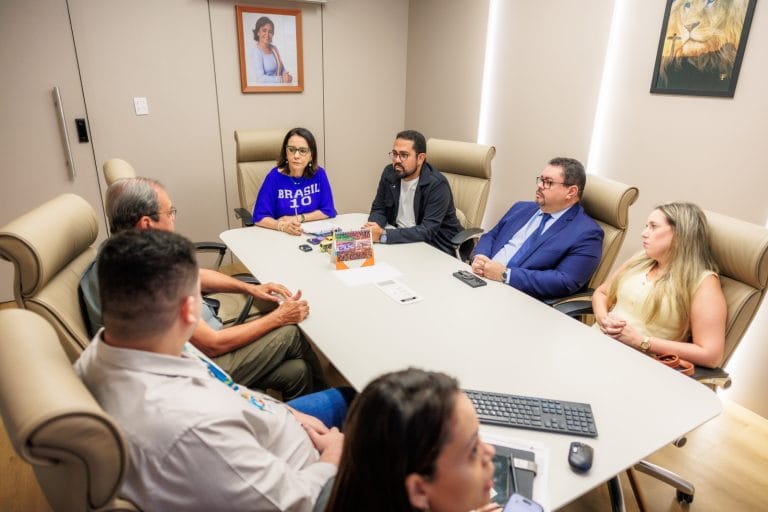Emília Corrêa reúne equipes para planejar melhorias nas feiras livres de Aracaju