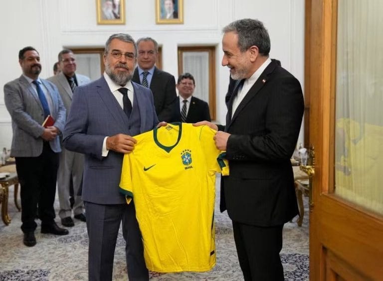 Embaixador brasileiro presenteia chanceler do Irã com camisa da Seleção