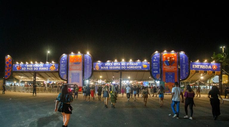Entrada A será o acesso exclusivo à arena de shows do Arraiá do Povo neste domingo