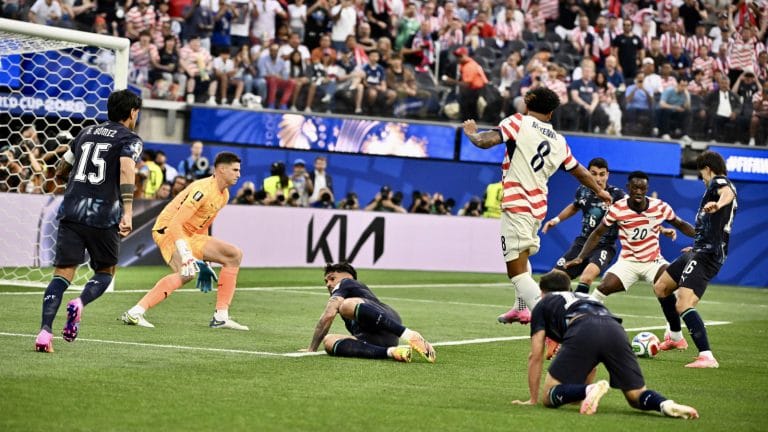 Espanha arrasa e lidera grupo com goleada de 4 a 0 sobre a Arábia Saudita